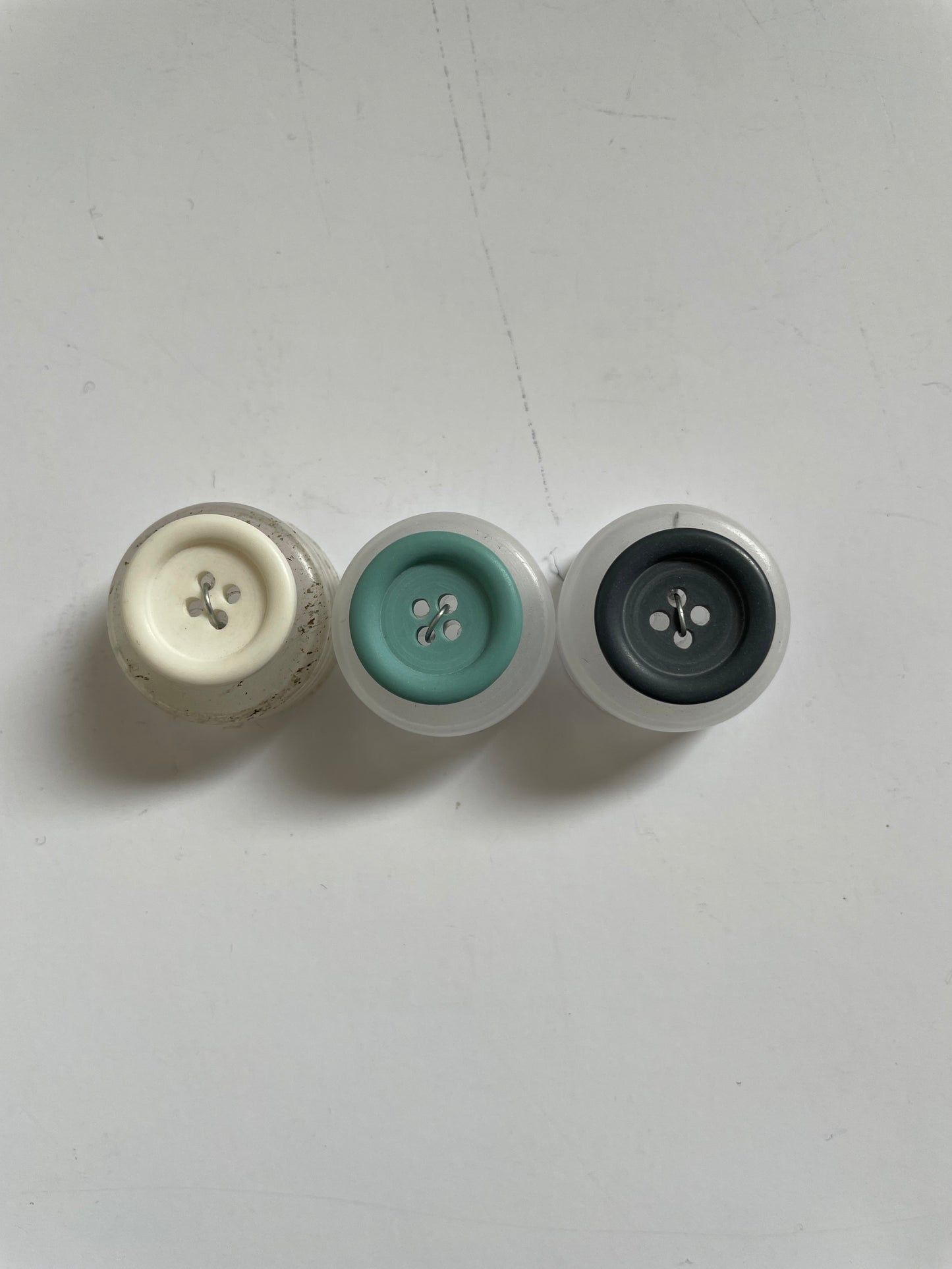 Boutons 4 trous couleur - 18mm